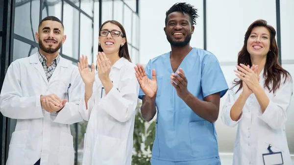 Успішна Команда Різних Лікарів Плескає Руками Лікарні — стокове фото
