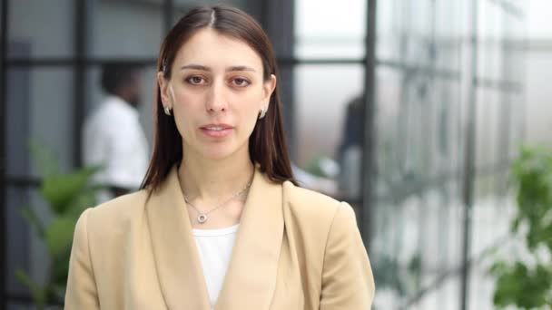 Wanita Muda Yang Percaya Diri Dalam Pose Tertutup Pekerjaan Kantor — Stok Video