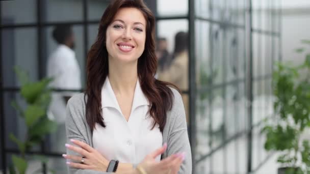 Usmívající Žena Kancelář Zaměstnanec Pózování Rukama Zkříženýma — Stock video