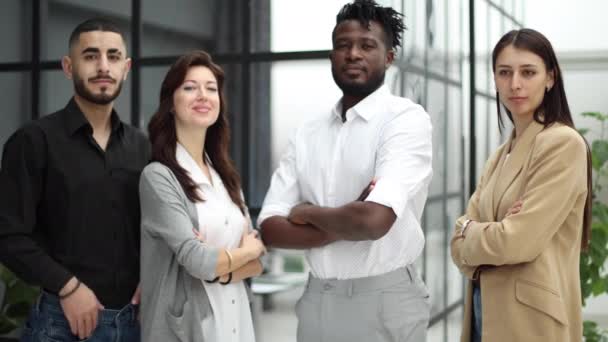 Šťastný Multietnický Profesionální Obchodní Tým Stojící Při Sobě — Stock video