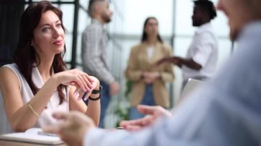 İnsan Kaynakları memuru ofiste bir adamı sorguluyor.