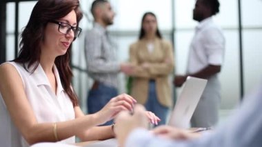 Genç konuşmacı ofiste yeni ortaklarla görüşüyor.