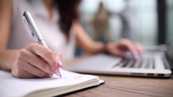 Close Mão Feminina Escrevendo Papel Escritório — Vídeo de Stock