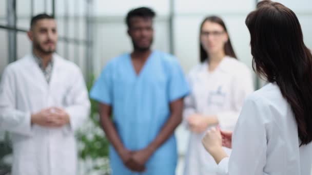 Farklı Doktorlardan Oluşan Başarılı Bir Ekip Hastanede Çırpıyor — Stok video