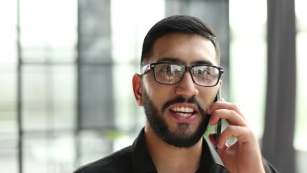 Ofisinde Akıllı Telefonu Olan Şık Bir Gencin Portresi — Stok video