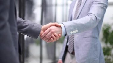 İki İşadamlarından tokalaşırken birbirlerinin kırpılmış görünümü