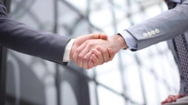 İş adamı, el sıkışarak partnerini selamlıyor. Liderlik, güven, ortaklık kavramı.