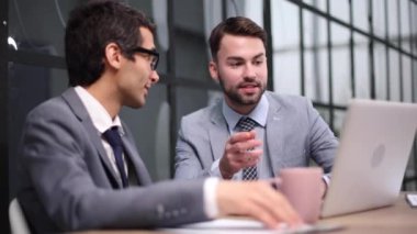 Modern ofiste masanın etrafında toplanma işi