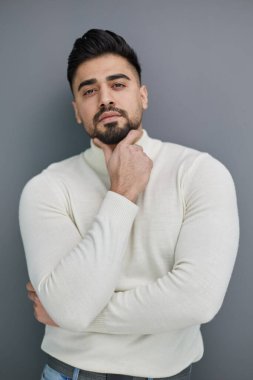 Sıradan süveter giyen yakışıklı bir adam kameraya bakıyor, pozitif bir insan..