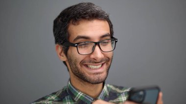 Kapat. Bir iş adamı akıllı telefonunu kullanır.