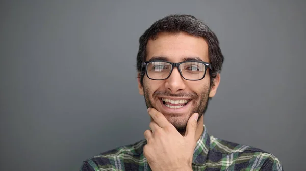 Primo Piano Uomo Sorridente Che Indossa Occhiali Uno Sfondo Grigio — Foto Stock