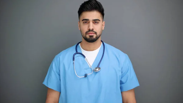 灰色の背景上の思慮深い男性医師の肖像画 — ストック写真