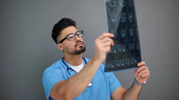 人間の解剖学的診断科学 研究室の暗室でX線フィルムを調べる男性専門家 — ストック写真