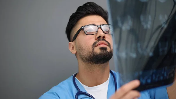 Nsan Anatomisi Tanı Bilimi Erkek Uzman Laboratuvar Karanlık Odasında Röntgen — Stok fotoğraf