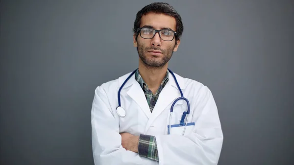 Nahaufnahme Porträt Eines Maßgeblichen Professionellen Erfolgreichen Arztes — Stockfoto