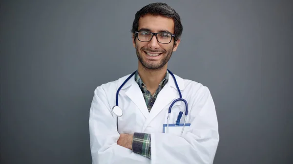 Πορτρέτο Του Θετικού Άνδρα Γιατρού Ποζάρουν Σταυρωμένα Χέρια Και Χαμογελώντας — Φωτογραφία Αρχείου