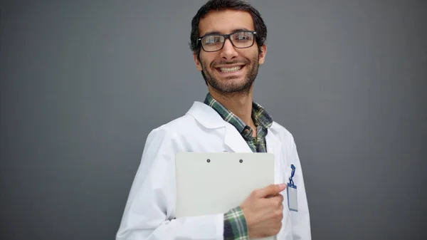 Gri Arka Planda Poz Veren Bir Tıp Doktorunun Portresi — Stok fotoğraf