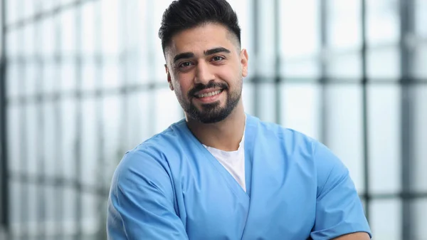 Porträt Eines Attraktiven Männlichen Arztes Auf Einem Krankenhausflur — Stockfoto