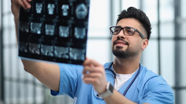Beyaz Üniformalı Doktor Röntgene Bakıyor — Stok fotoğraf