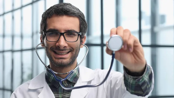 Detailní Záběr Portrét Lékaře Ukazující Stetoskop Šedém Pozadí — Stock fotografie