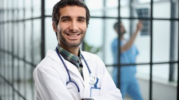 Physiotherapist White Medical Coat Stethoscope His Shoulders Stands His Arms — Stock Photo, Image