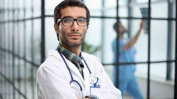 Médico Maduro Posando Sonriendo Ante Cámara Salud Medicina — Foto de Stock