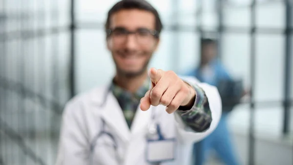 看護師や外科医の制服を示すと指差す指の数1 — ストック写真