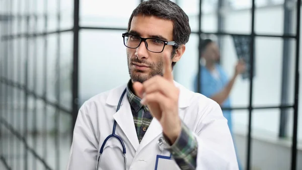 Aufmerksame Ärztin Weißem Mantel Zeigt Mit Dem Finger Auf Sie — Stockfoto