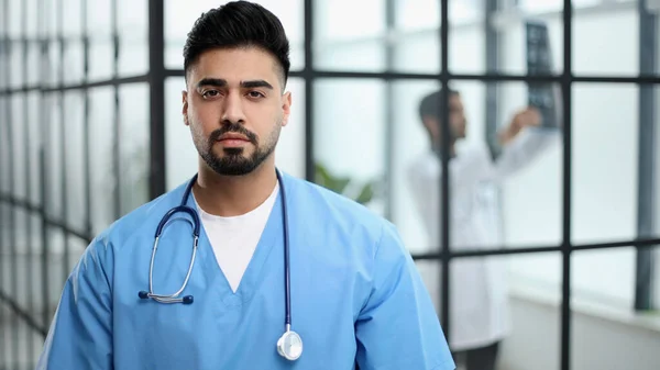 Fröhlich Reifer Arzt Posiert Vor Der Kamera Gesundheitswesen Und Medizin — Stockfoto