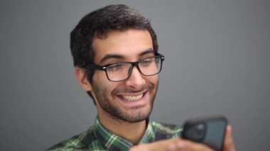 Kapat. Bir iş adamı akıllı telefonunu kullanır.