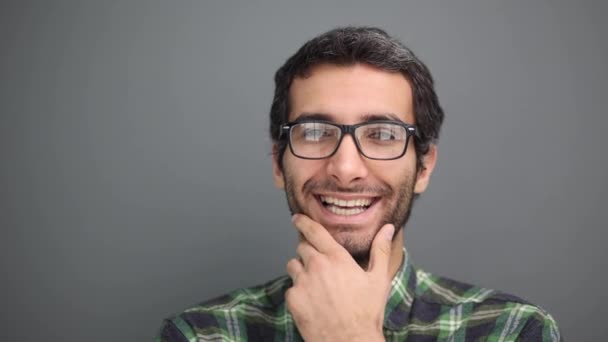 Κοντινό Πλάνο Του Χαμογελαστού Άνδρα Που Φοράει Γυαλιά Γκρι Φόντο — Αρχείο Βίντεο