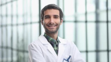 Erkek doktor silah ile ayakta portresi geçti
