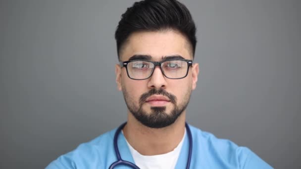 Headshot Médecin Masculin Sur Fond Gris — Video