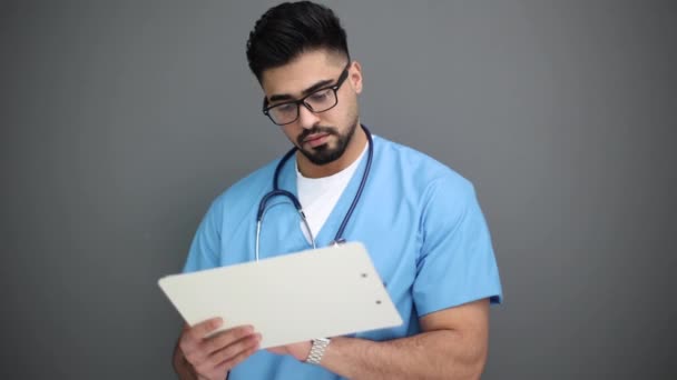 Форма Чтения Медицинских Форм Анализирующих Диагноз Отчет Пациента Больнице — стоковое видео