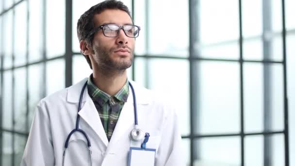 Προσωπογραφία Νεαρού Άνδρα Νοσηλευτή Στο Διάδρομο Του Νοσοκομείου — Αρχείο Βίντεο