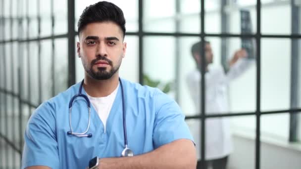 Portrait Médecin Confiant Debout Dans Hall Hôpital — Video