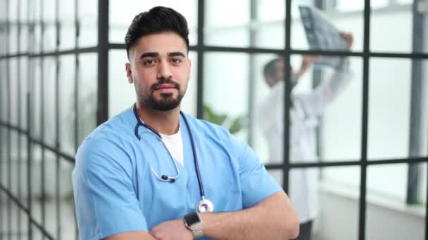 病院のロビーに立つ自信に満ちた男性医師の肖像 — ストック動画
