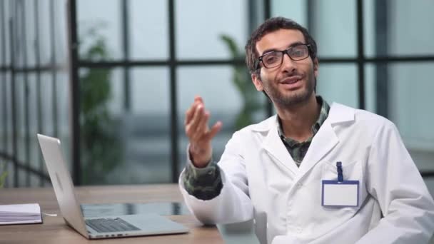 Amical Médecin Masculin Avec Main Ouverte Prête Pour Étreindre — Video