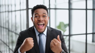 Şanslı genç ve heyecanlı bir adamın fotoğrafı.,