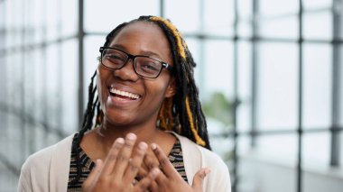 Ofis binasının yakınında poz veren başarılı bir bayan yönetici..