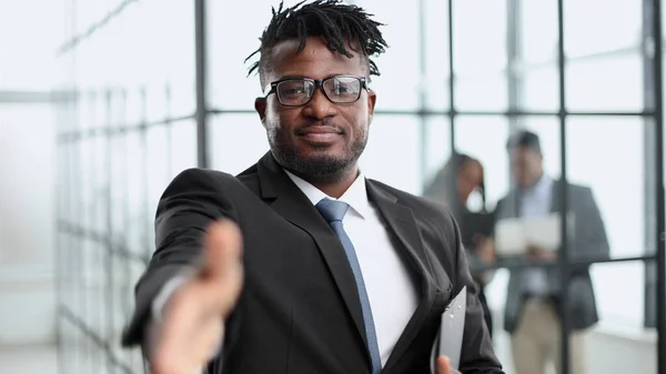 Африканский Американский Бизнесмен Костюме Очках Протягивает Руку Пожать Руку Заключая — стоковое фото