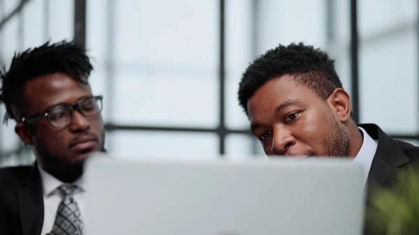 彼らのターゲット主導の会社と一致する技術 現代のオフィスでコンピュータを使用している若いビジネスマンのショット — ストック写真