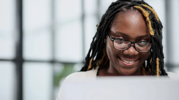 Eine Zufriedene Designerin Lächelt Über Ein Afro Ethnisches Aussehen — Stockfoto