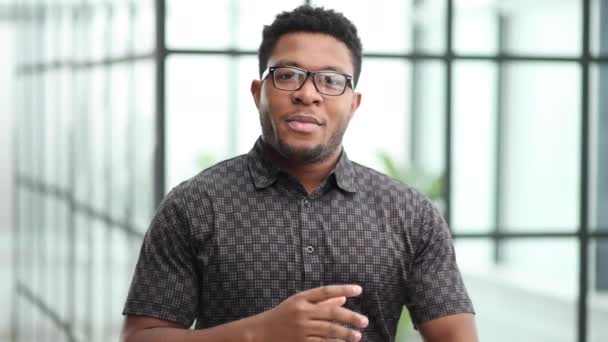 Millennial Negro Líder Equipo Sonriendo Mirando Cámara — Vídeos de Stock