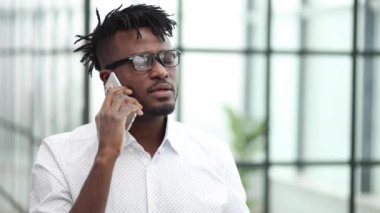 kapalı alanda kurumsal mobil konuşma, yakın profil görünümü