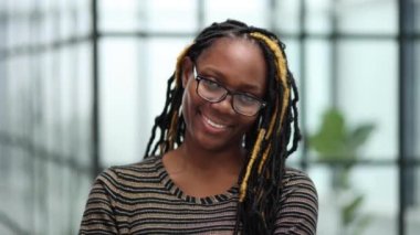 Tasarım dünyasında parlak bir çaylak. Ofiste çalışan çekici bir genç kadın.