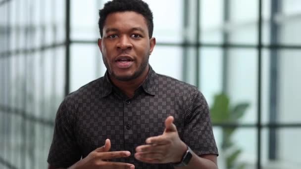 Εσωτερική Λήψη Ενός Νεαρού Μαύρου Επιχειρηματία Αυτοπεποίθηση Που Δείχνει Σοβαρός — Αρχείο Βίντεο