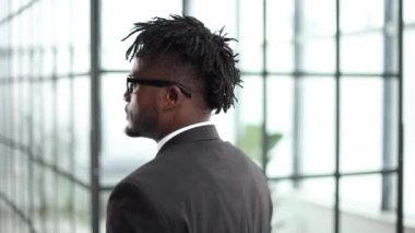 Profil, cesur ve pozitif bir adamın yan portresi.