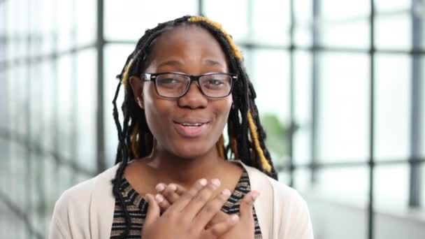 Schwarze Afroamerikanische Geschäftsfrau Spricht Auditorium Bei Einer Schulungsveranstaltung Oder Einem — Stockvideo