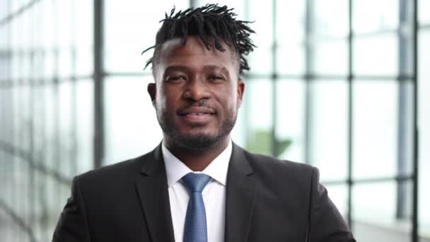 Barışçıl Afrikalı Amerikalı Adamı Ofiste — Stok video